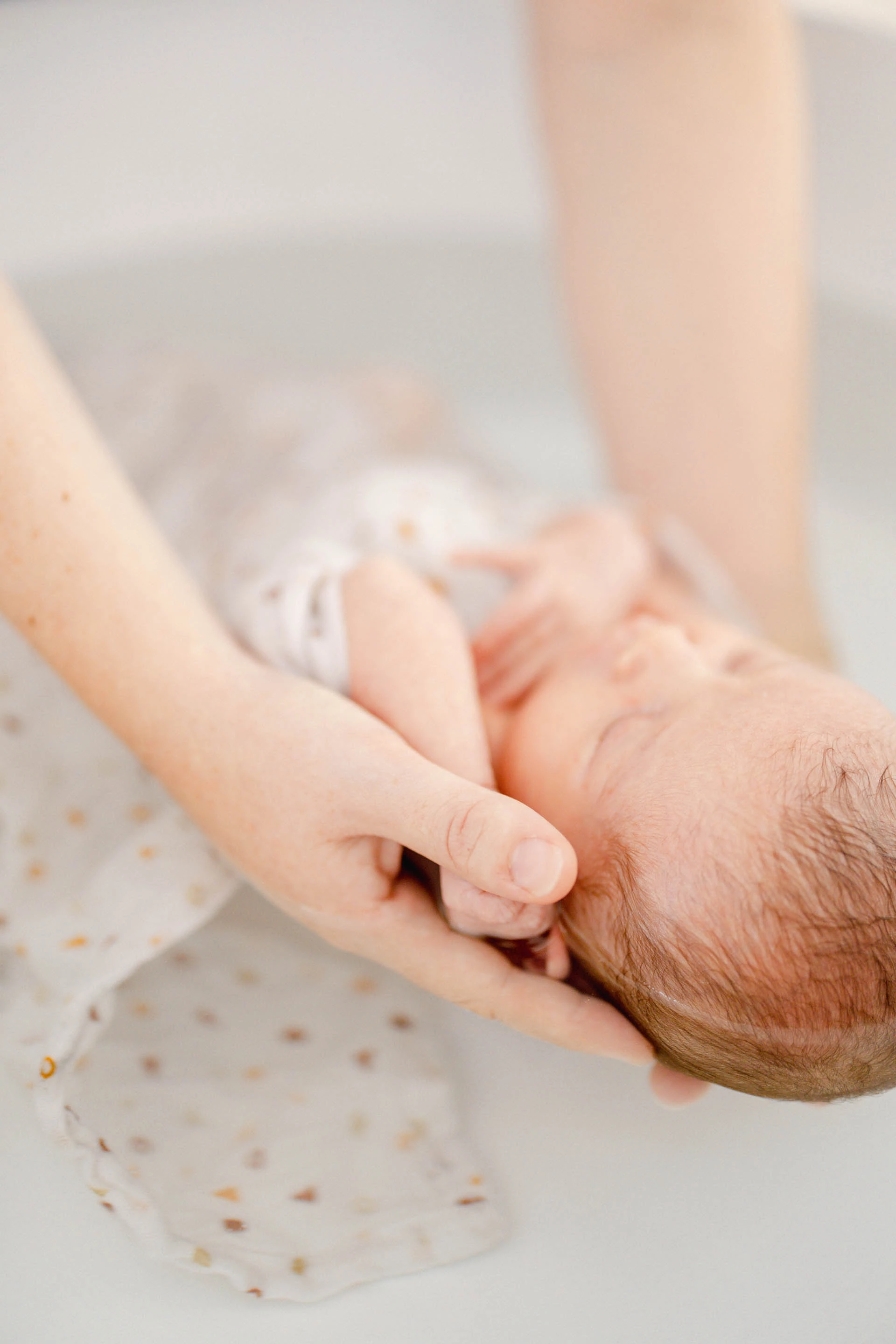 main enfant geste marron bordeaux